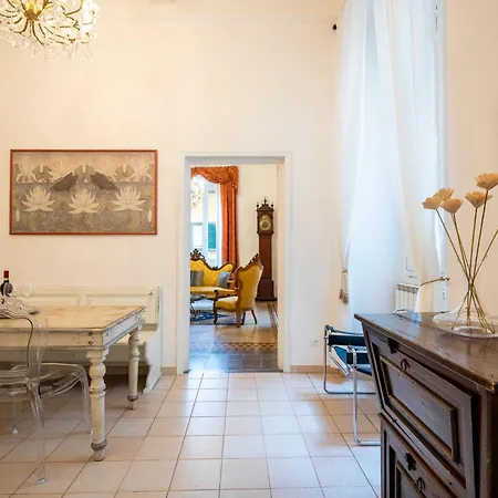 Terme Luxury In A 14th Century Palace アパート フィレンツェ